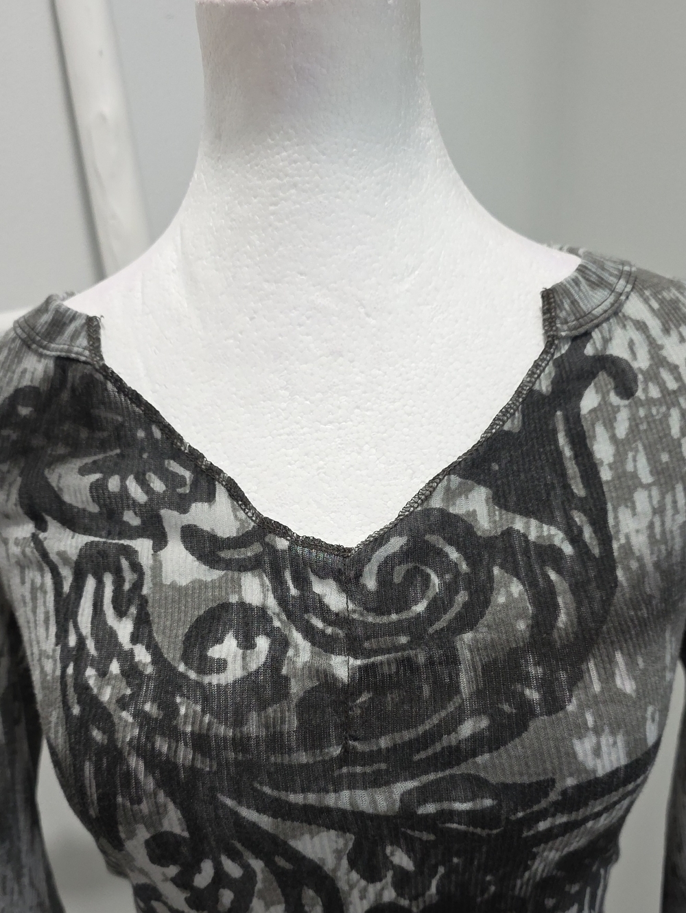 Long Sleeve V-Neck Patterned Stretch Bodycon Print Top - Picture 2 of 10